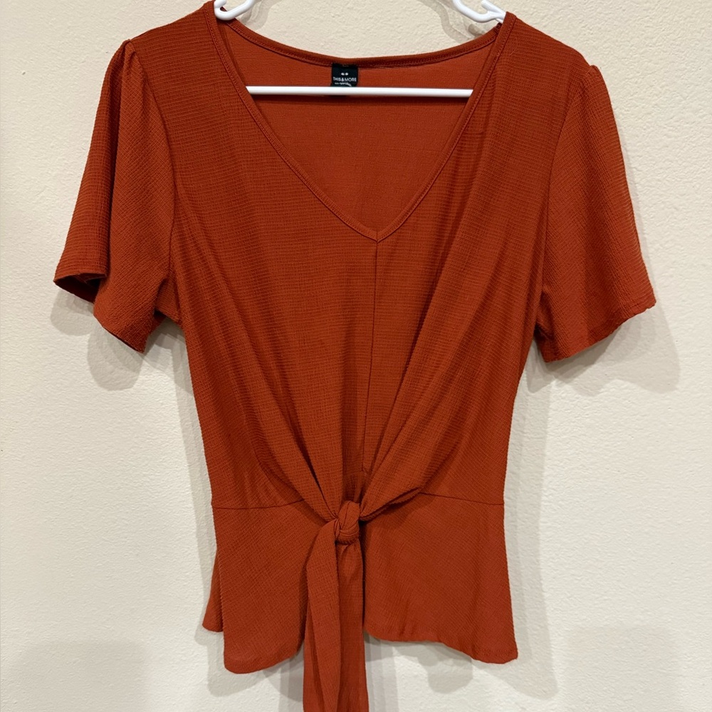 This & More Young Contemporary Rust Tie-Front V-Neck Top size L